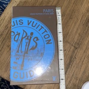 NWT Louis Vuitton Paris City Guide 2010
